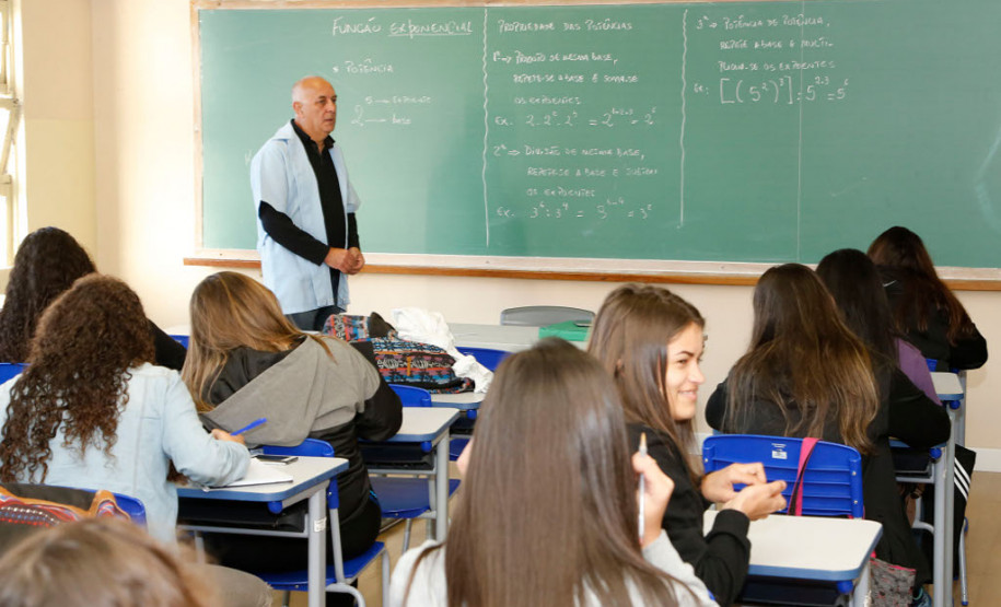 O dia começou movimentado nas 2,1 mil escolas da rede pública estadual. Depois de uma semana e meia de recesso, as aulas recomeçaram nesta quarta-feira (26) para mais de um milhão de estudantes. No Colégio Estadual Rio Branco, no bairro Batel, em Curitiba, o clima era de empolgação entre os alunos do ensino médio.
