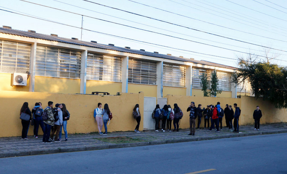 O dia começou movimentado nas 2,1 mil escolas da rede pública estadual. Depois de uma semana e meia de recesso, as aulas recomeçaram nesta quarta-feira (26) para mais de um milhão de estudantes. No Colégio Estadual Rio Branco, no bairro Batel, em Curitiba, o clima era de empolgação entre os alunos do ensino médio.