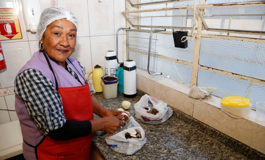 Antes das 8h, a merendeira Soeli do Carmo já preparava carne e legumes. Ela conta que os cerca de mil estudantes da escola gostam mais de pratos salgados. “Eles não ligam muito para doce, não. Hoje estou preparando quirera e carne, mas o que faz sucesso mesmo é o risoto. Os legumes eu pico em pedaços bem pequenos porque assim eles comem melhor e não ficam separando o que não gostam. Legume é saudável, eles têm que comer”, diz a merendeira.