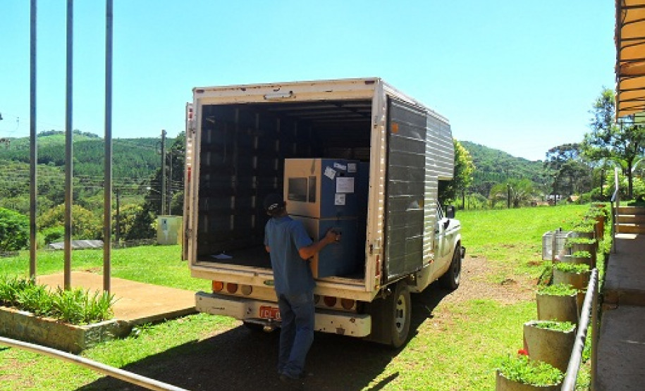 APMF recebe doação de computadores de Consulado Polonês