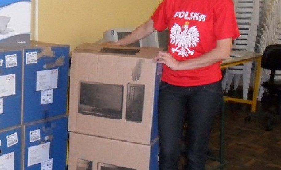 APMF recebe doação de computadores de Consulado Polonês