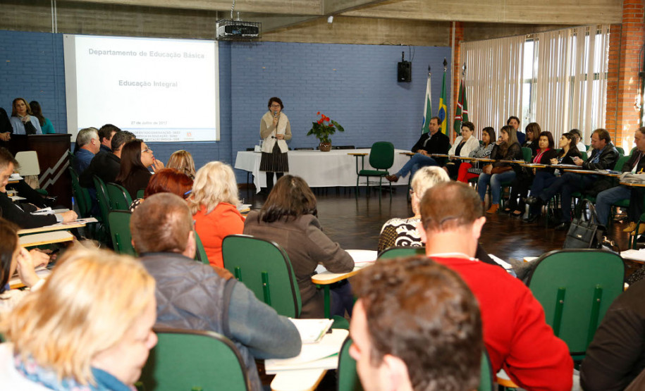 O Departamento de Educação Básica, da Secretaria de Estado da Educação, reúne em Curitiba nesta quinta e sexta-feira (27 e 28) cerca de 70 profissionais da educação, entre diretores de unidades de educação integral em tempo integral e chefes de Núcleos Regionais de Educação, para debater questões pedagógicas e de infraestrutura das unidades que ofertam o regime.