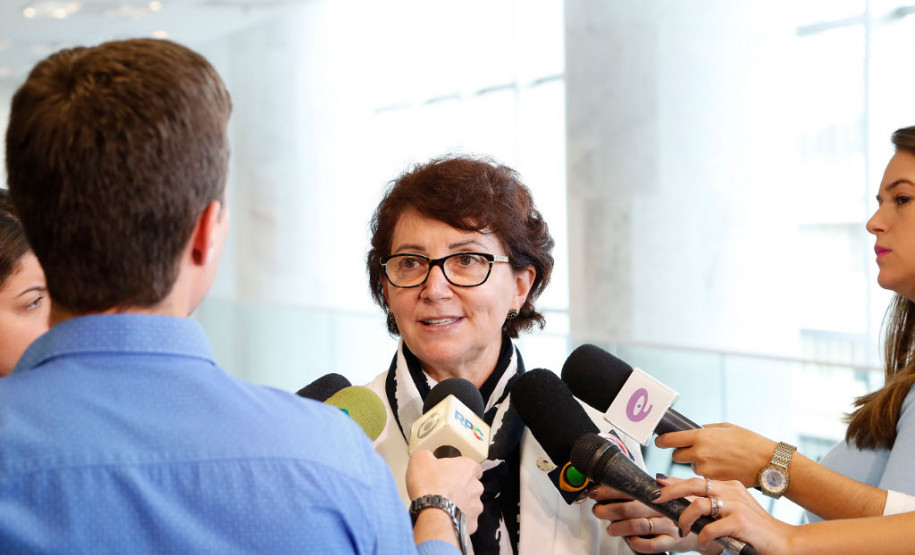 Para os funcionários da Educação, os cerca de 15 mil benefícios começam já em agosto. Para os professores (cerca de 22 mil), a implantação é a partir de outubro. “É mais um exemplo da valorização que o servidor recebe no Paraná”, disse a secretária de Estado da Educação, professora Ana Seres. Segundo ela, até o fim deste ano as promoções e progressões totalizarão R$ 98 milhões.