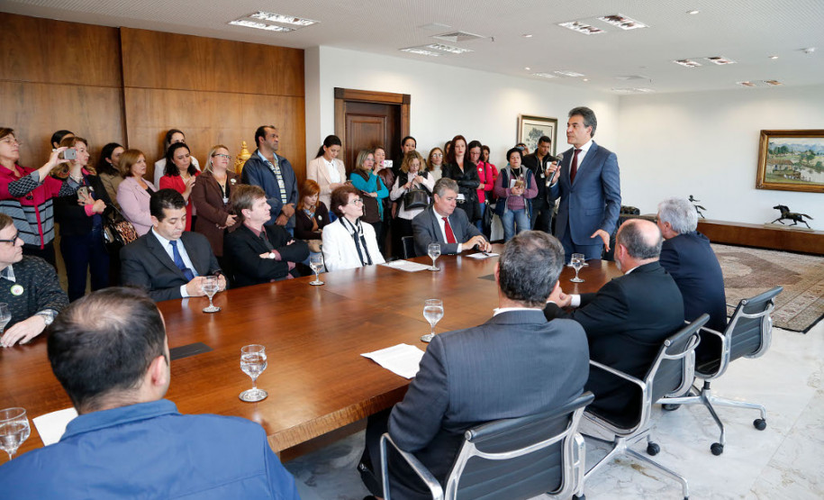 O governador Beto Richa autorizou nesta segunda-feira (31) a implantação, na folha de agosto, das promoções e progressões de todos os servidores do Estado que já cumpriram os requisitos necessários para a aquisição desses benefícios em 2017