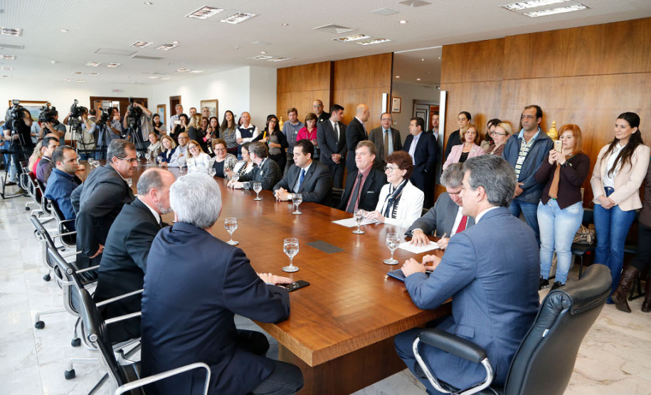 O governador Beto Richa autorizou nesta segunda-feira (31) a implantação, na folha de agosto, das promoções e progressões de todos os servidores do Estado que já cumpriram os requisitos necessários para a aquisição desses benefícios em 2017