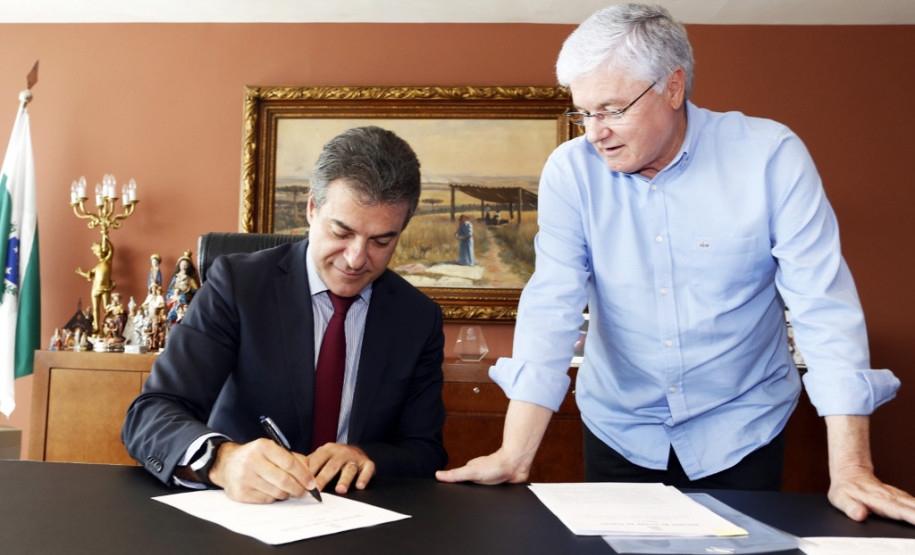 Os novos professores vão atuar em colégios estaduais dos núcleos regionais de educação da região de Curitiba, Campo Mourão, Cianorte, Francisco Beltrão, Guarapuava, Laranjeiras do Sul, Londrina, Maringá, Pato Branco, Ponta Grossa e Toledo. “Além de novos professores, o governo está revitalizando colégios com o programa Escola 1000”, destacou o chefe da Casa Civil, Valdir Rossoni.