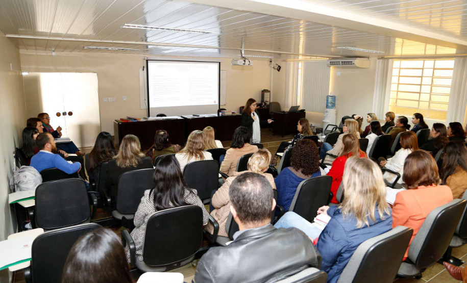 O Departamento de Educação Básica (DEB) realizou na quinta-feira (27), no auditório da Secretaria de Estado da Educação (SEED), curso de formação sobre a Olimpíada de Língua Portuguesa. Cerca de 40 técnicos pedagógicos de Língua Portuguesa receberam a formação para, posteriormente, atuarem como multiplicadores nos Núcleos Regionais de Educação (NREs).