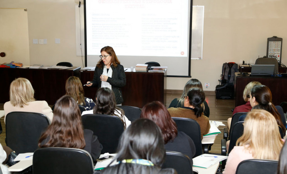 O Departamento de Educação Básica (DEB) realizou na quinta-feira (27), no auditório da Secretaria de Estado da Educação (SEED), curso de formação sobre a Olimpíada de Língua Portuguesa. Cerca de 40 técnicos pedagógicos de Língua Portuguesa receberam a formação para, posteriormente, atuarem como multiplicadores nos Núcleos Regionais de Educação (NREs).