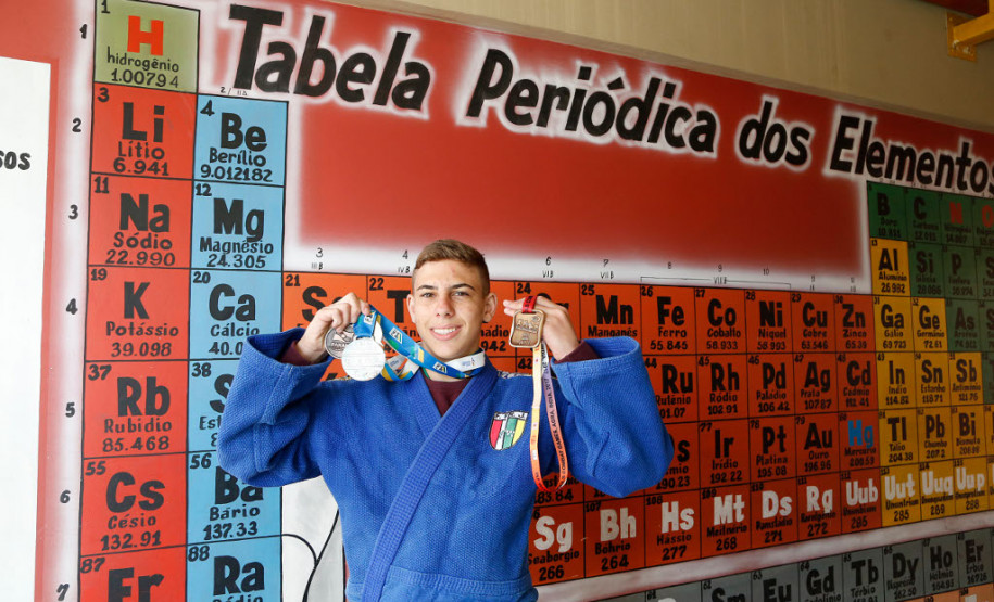 Os estudantes João Gabriel Darmieli Araújo (foto), 17 anos, e José Ubirajara Paraná Junior, 15 anos, conquistaram o primeiro e segundo lugar, respectivamente, na 1° edição do Combat Games, mundial de arte marcial escolar realizado na cidade de Agra, Índia, em julho deste ano. Os paranaenses fizeram parte da delegação brasileira com outros 14 atletas de todo o país.
