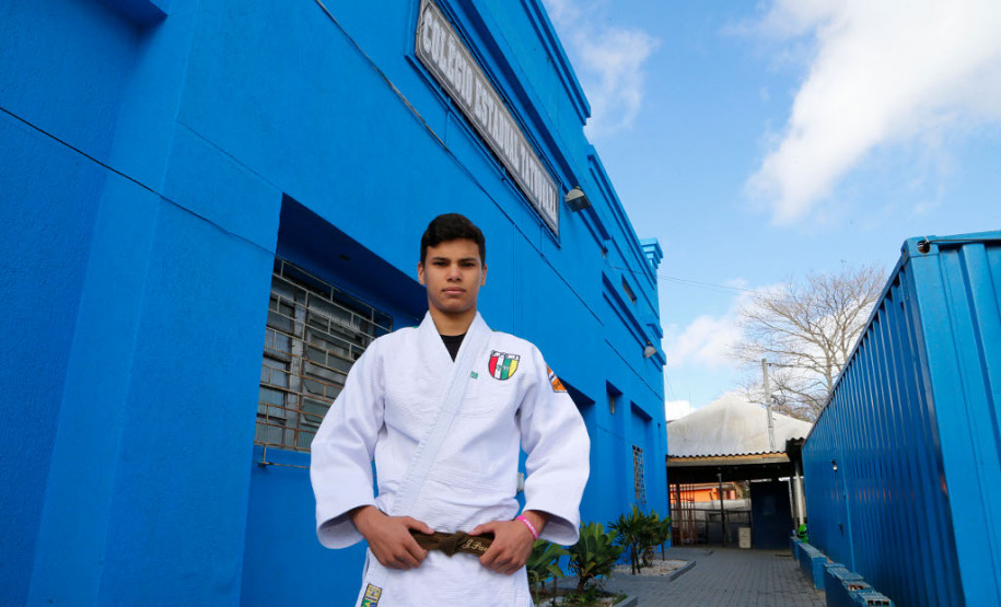Os estudantes João Gabriel Darmieli Araújo, 17 anos, e José Ubirajara Paraná Junior (foto), 15 anos, conquistaram o primeiro e segundo lugar, respectivamente, na 1° edição do Combat Games, mundial de arte marcial escolar realizado na cidade de Agra, Índia, em julho deste ano. Os paranaenses fizeram parte da delegação brasileira com outros 14 atletas de todo o país.