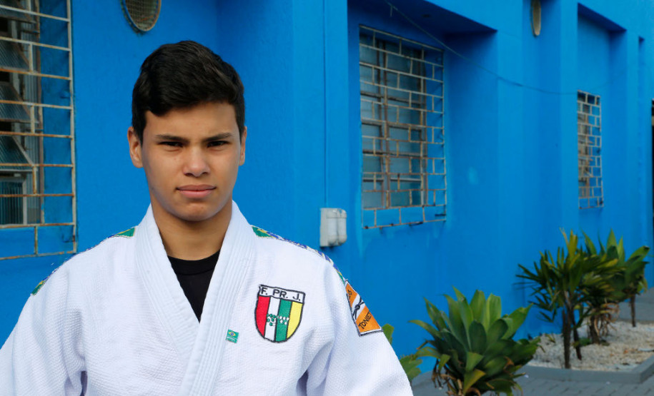 Os estudantes João Gabriel Darmieli Araújo, 17 anos, e José Ubirajara Paraná Junior (foto), 15 anos, conquistaram o primeiro e segundo lugar, respectivamente, na 1° edição do Combat Games, mundial de arte marcial escolar realizado na cidade de Agra, Índia, em julho deste ano. Os paranaenses fizeram parte da delegação brasileira com outros 14 atletas de todo o país.