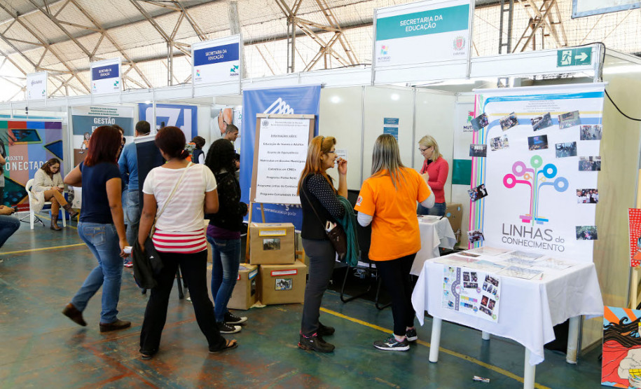 A Secretaria de Estado da Educação participa, ao longo desta semana, do Mutirão da Cidadania promovido pelo Governo do Estado em parceria com a Prefeitura de Curitiba. No estande da Secretaria da Educação, os visitantes têm a oportunidade de conhecer um pouco mais sobre as ações e programas desenvolvidos pela pasta.