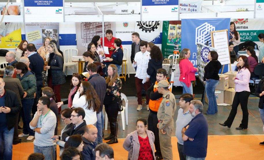 A Secretaria de Estado da Educação participa, ao longo desta semana, do Mutirão da Cidadania promovido pelo Governo do Estado em parceria com a Prefeitura de Curitiba. No estande da Secretaria da Educação, os visitantes têm a oportunidade de conhecer um pouco mais sobre as ações e programas desenvolvidos pela pasta.
