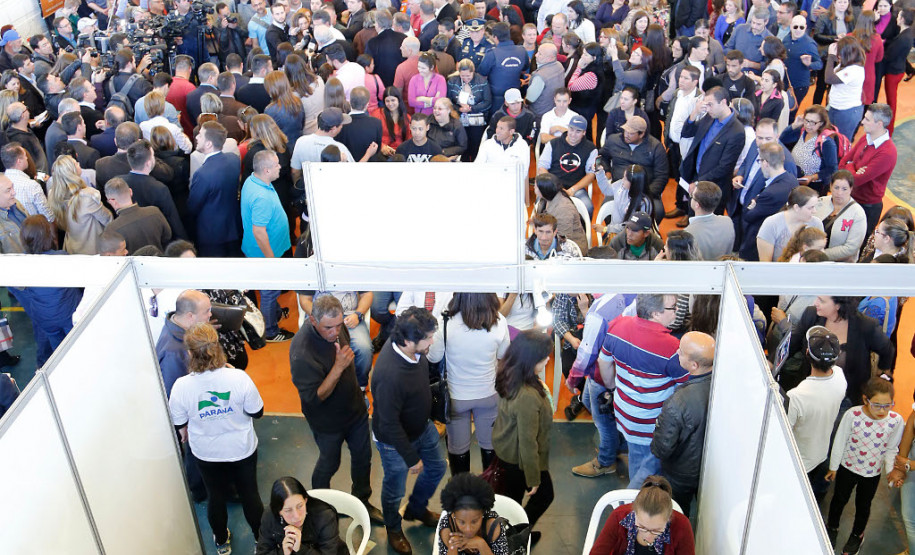 A Secretaria de Estado da Educação participa, ao longo desta semana, do Mutirão da Cidadania promovido pelo Governo do Estado em parceria com a Prefeitura de Curitiba. No estande da Secretaria da Educação, os visitantes têm a oportunidade de conhecer um pouco mais sobre as ações e programas desenvolvidos pela pasta.