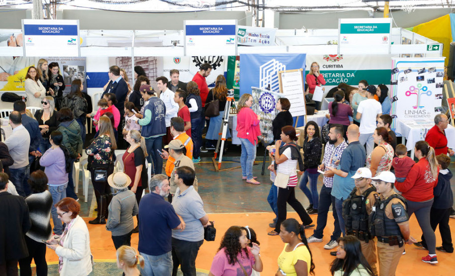 A Secretaria de Estado da Educação participa, ao longo desta semana, do Mutirão da Cidadania promovido pelo Governo do Estado em parceria com a Prefeitura de Curitiba. No estande da Secretaria da Educação, os visitantes têm a oportunidade de conhecer um pouco mais sobre as ações e programas desenvolvidos pela pasta.