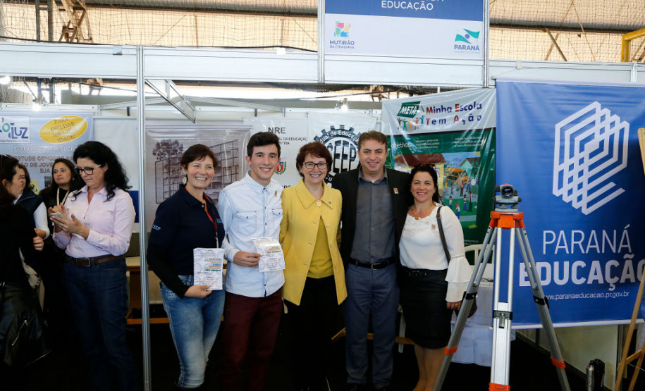 “É uma prestação de serviço para mostrar para a comunidade onde procurar os serviços públicos que necessita. As pessoas não costumam ir até as secretarias porque não sabem onde procurar determinado serviço, e a vinda do Governo do Estado junto com a prefeitura ao bairro facilita o acesso a esses serviços. Essas ações fortalecem o vínculo dos bairros com o poder público”, disse a secretária da Educação, professora Ana Seres.