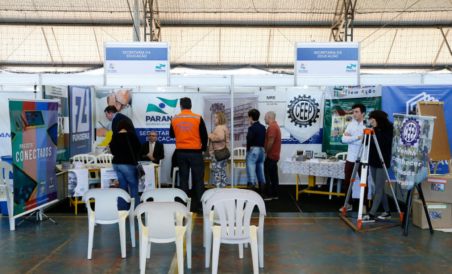A Secretaria de Estado da Educação participa, ao longo desta semana, do Mutirão da Cidadania promovido pelo Governo do Estado em parceria com a Prefeitura de Curitiba. No estande da Secretaria da Educação, os visitantes têm a oportunidade de conhecer um pouco mais sobre as ações e programas desenvolvidos pela pasta.