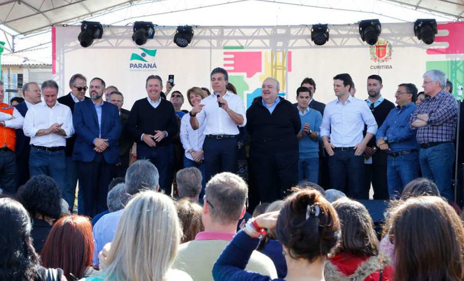 As atividades do mutirão da cidadania foram abertas nesta segunda-feira (7) pelo Governador Beto Richa e pelo prefeito de Curitiba, Rafael Greca.

A ação tem como objetivo levar à comunidade dos bairros Umbará, Ganchinho, Bairro Novo e Sítio Cercado a prestação de serviços públicos e informações sobre programas e projetos das administrações estadual e municipal. O mutirão é coordenado pela Secretaria de Estado para Assuntos Estratégicos.