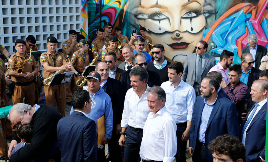 As atividades do mutirão da cidadania foram abertas nesta segunda-feira (7) pelo Governador Beto Richa e pelo prefeito de Curitiba, Rafael Greca.

A ação tem como objetivo levar à comunidade dos bairros Umbará, Ganchinho, Bairro Novo e Sítio Cercado a prestação de serviços públicos e informações sobre programas e projetos das administrações estadual e municipal. O mutirão é coordenado pela Secretaria de Estado para Assuntos Estratégicos.