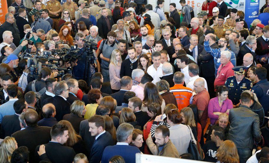 As atividades do mutirão da cidadania foram abertas nesta segunda-feira (7) pelo Governador Beto Richa e pelo prefeito de Curitiba, Rafael Greca.

A ação tem como objetivo levar à comunidade dos bairros Umbará, Ganchinho, Bairro Novo e Sítio Cercado a prestação de serviços públicos e informações sobre programas e projetos das administrações estadual e municipal. O mutirão é coordenado pela Secretaria de Estado para Assuntos Estratégicos.