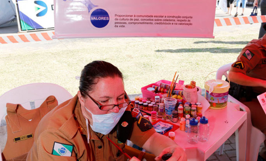 A iniciativa, que começou nessa segunda-feira (7), segue até sábado (12), no bairro Sítio Cercado, em Curitiba, com prestação de serviços como emissão de carteira de identidade e de trabalho, feira de empregos, saúde, educação, meio ambiente, abastecimento, urbanismo, oficinas educativas e serviços da Copel e Sanepar.