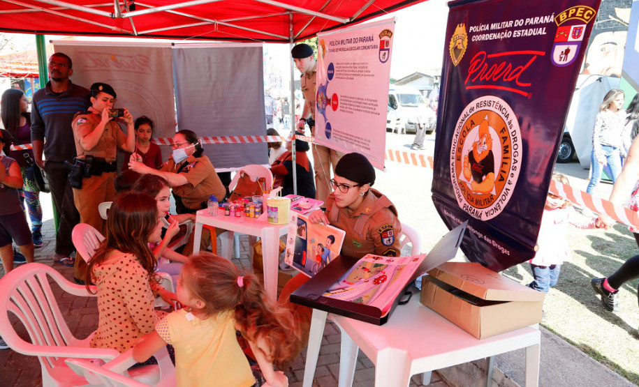A iniciativa, que começou nessa segunda-feira (7), segue até sábado (12), no bairro Sítio Cercado, em Curitiba, com prestação de serviços como emissão de carteira de identidade e de trabalho, feira de empregos, saúde, educação, meio ambiente, abastecimento, urbanismo, oficinas educativas e serviços da Copel e Sanepar.