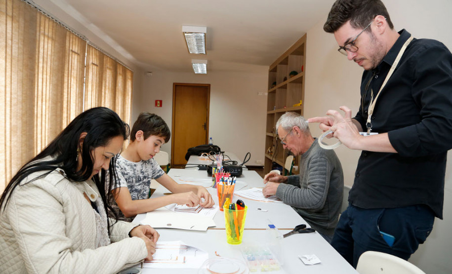 A administradora de empresas Silvia Dinis aproveitou a tarde para ir junto com o marido, o empresário Egon Leyser, e o filho, Antoni Leyser, de 11 anos, para conhecer e participar da oficina de circuito em papel. “A oficina chamou a atenção porque a informática está presente nas novas gerações e é um tema que meu filho gosta muito. Então resolvemos tirar as tardes de segunda e terça para acompanhar as oficinas e fazer um programa de família diferente”, contou.