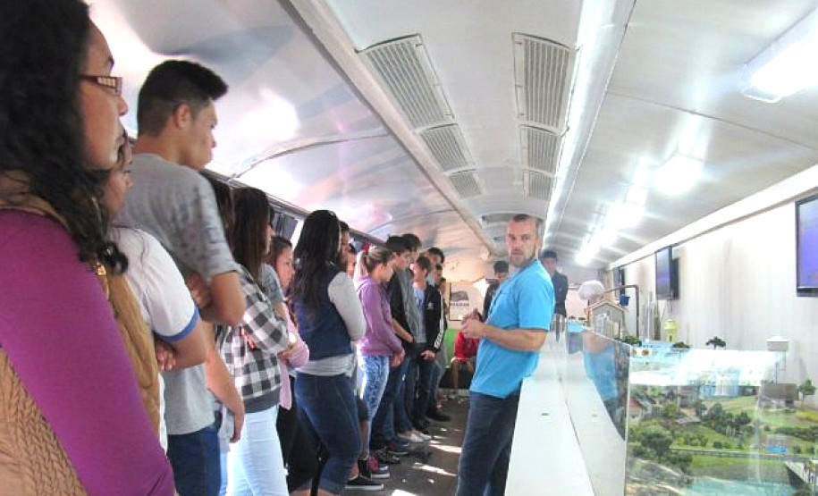 Projeto de educação ambiental atende 2,5 mil estudantes O ônibus é equipado com maquetes que mostram os serviços de captação, tratamento e distribuição de água, de coleta e tratamento de esgoto, e também de tratamento de resíduos sólidos, feito pela Sanepar em três cidades do Paraná.