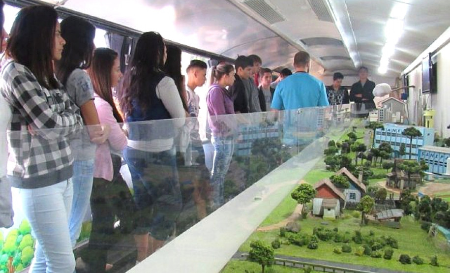 Projeto de educação ambiental atende 2,5 mil estudantes Cerca de 2,5 mil alunos de escolas municipais e estaduais de Toledo (região Oeste) visitaram o ônibus EcoExpresso da Sanepar entre o final de julho e primeira semana de agosto. Os alunos de nove escolas conheceram a maquete que mostra o ciclo da água e a importância do saneamento básico.