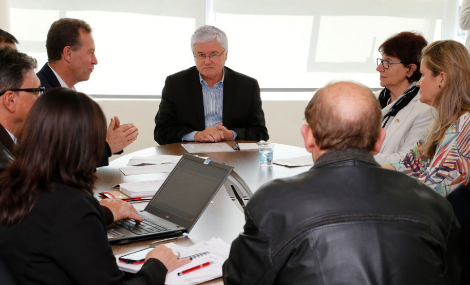 Governo recebe sindicato dos professores e mantém diálogo O chefe da Casa Civil, Valdir Rossoni, e a secretária de Estado da Educação, professora Ana Seres, reuniram-se nesta terça-feira (08), no Palácio Iguaçu, com representantes do sindicato dos professores para mais uma reunião sobre a pauta de reivindicações da categoria.