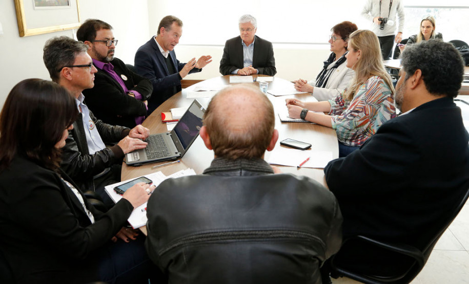 Governo recebe sindicato dos professores e mantém diálogo O chefe da Casa Civil, Valdir Rossoni, e a secretária de Estado da Educação, professora Ana Seres, reuniram-se nesta terça-feira (08), no Palácio Iguaçu, com representantes do sindicato dos professores para mais uma reunião sobre a pauta de reivindicações da categoria.