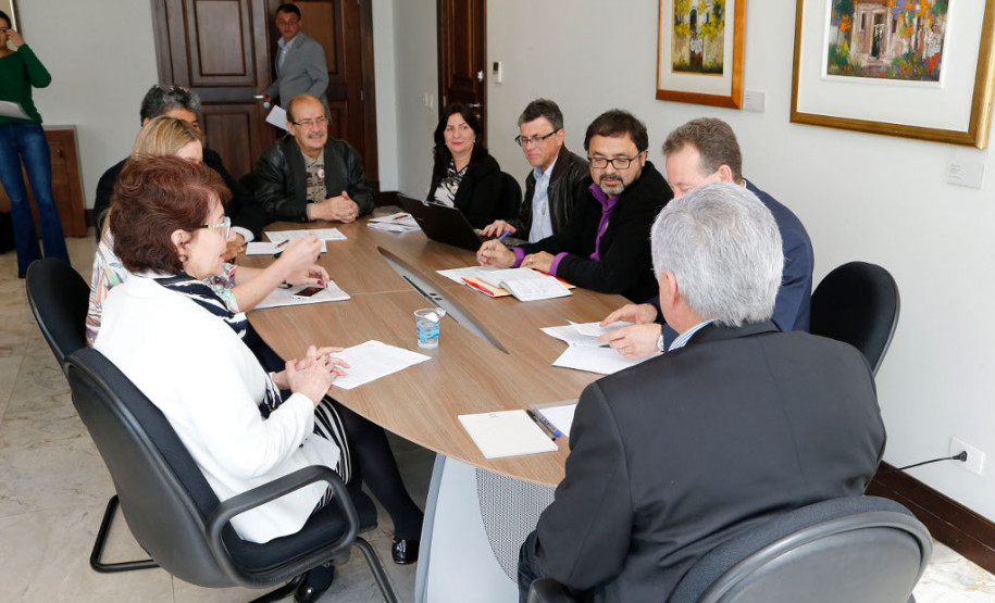Governo recebe sindicato dos professores e mantém diálogo O chefe da Casa Civil, Valdir Rossoni, e a secretária de Estado da Educação, professora Ana Seres, reuniram-se nesta terça-feira (08), no Palácio Iguaçu, com representantes do sindicato dos professores para mais uma reunião sobre a pauta de reivindicações da categoria.