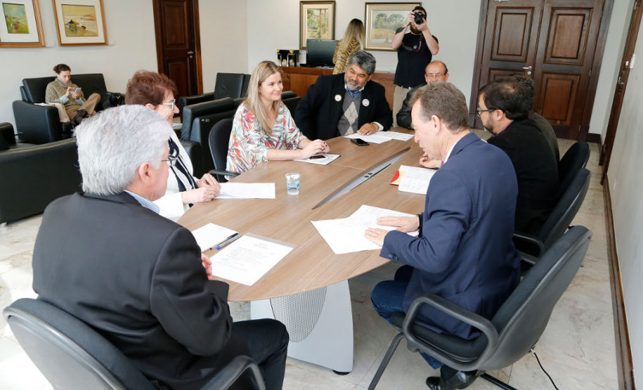 Governo recebe sindicato dos professores e mantém diálogo O chefe da Casa Civil, Valdir Rossoni, e a secretária de Estado da Educação, professora Ana Seres, reuniram-se nesta terça-feira (08), no Palácio Iguaçu, com representantes do sindicato dos professores para mais uma reunião sobre a pauta de reivindicações da categoria.