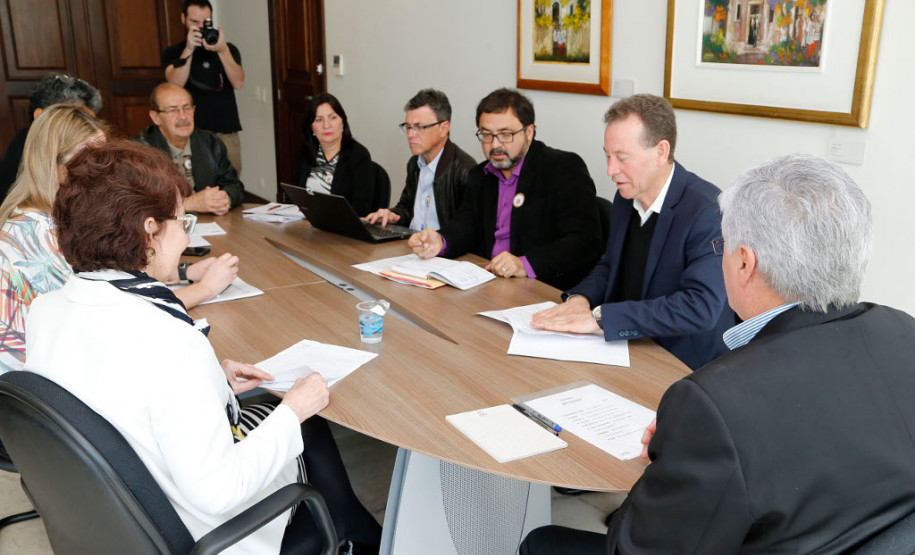 Governo recebe sindicato dos professores e mantém diálogo O chefe da Casa Civil, Valdir Rossoni, e a secretária de Estado da Educação, professora Ana Seres, reuniram-se nesta terça-feira (08), no Palácio Iguaçu, com representantes do sindicato dos professores para mais uma reunião sobre a pauta de reivindicações da categoria.