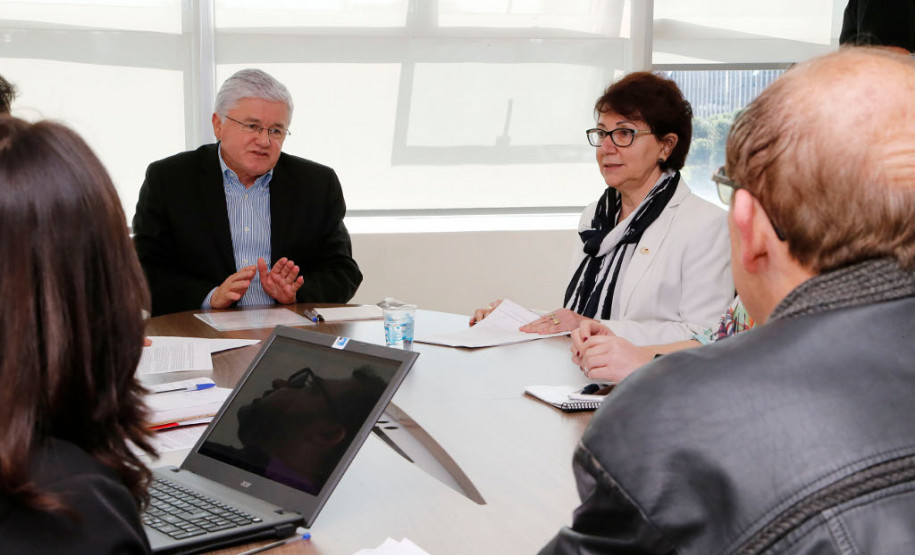 Governo recebe sindicato dos professores e mantém diálogo O chefe da Casa Civil, Valdir Rossoni, e a secretária de Estado da Educação, professora Ana Seres, reuniram-se nesta terça-feira (08), no Palácio Iguaçu, com representantes do sindicato dos professores para mais uma reunião sobre a pauta de reivindicações da categoria.
