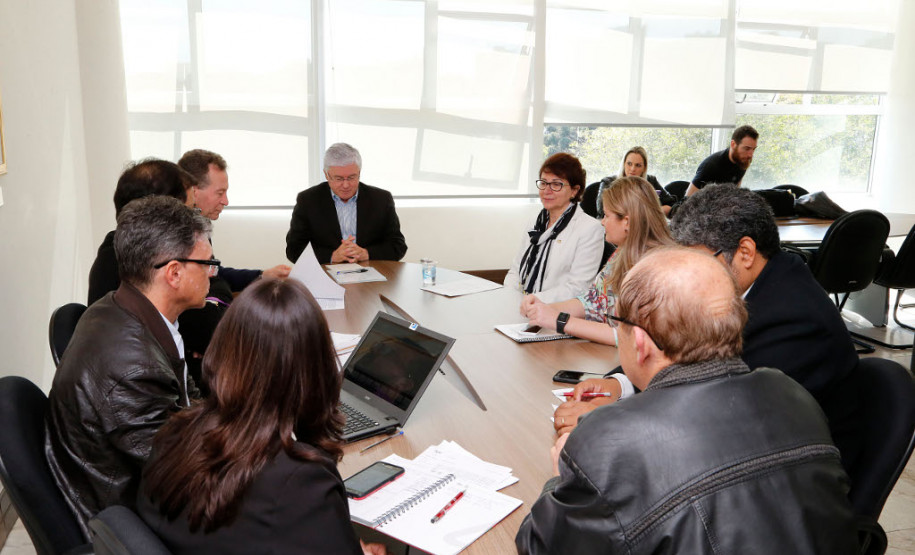 Governo recebe sindicato dos professores e mantém diálogo O chefe da Casa Civil, Valdir Rossoni, e a secretária de Estado da Educação, professora Ana Seres, reuniram-se nesta terça-feira (08), no Palácio Iguaçu, com representantes do sindicato dos professores para mais uma reunião sobre a pauta de reivindicações da categoria.