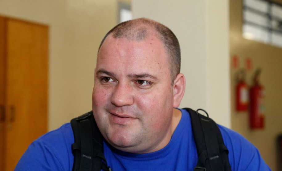 O auxiliar de produção Alisson Galante Guimarães, 30 anos, teve que interromper os estudos para se dedicar ao trabalho