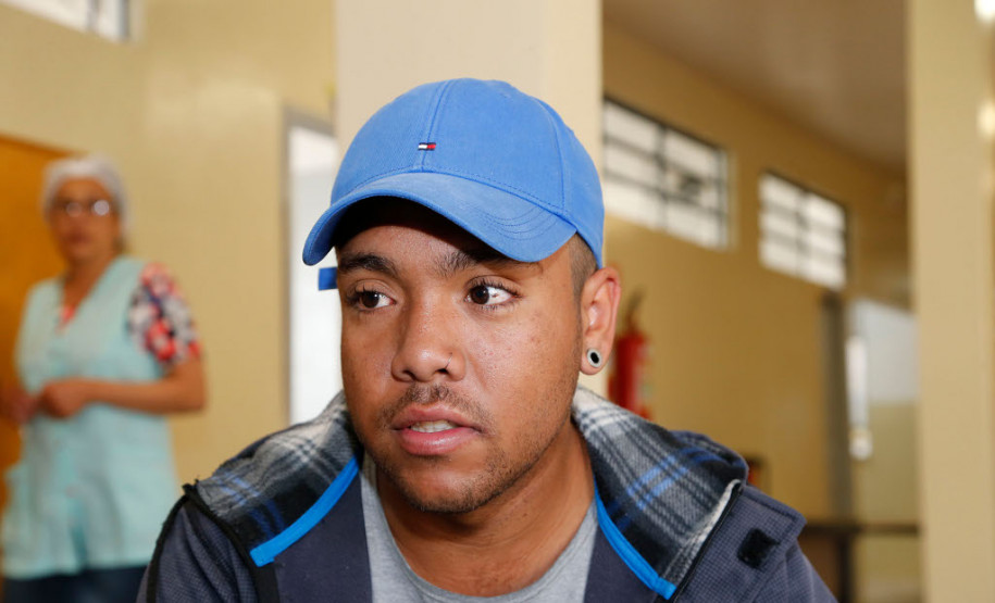 Gillian Matheus Oliveira de Castro, 19 anos, ficou um ano fora das salas de aula. Ele teve que interromper os estudos por um ano para cuidar da saúde da sua mãe. “É uma oportunidade de retomar e concluir os estudos. É a primeira vez que vou fazer nesse formato online e acho que vai ser mais prático”, disse Gillian, que também fez as provas no CEEBJA Maria Deon de Lira.