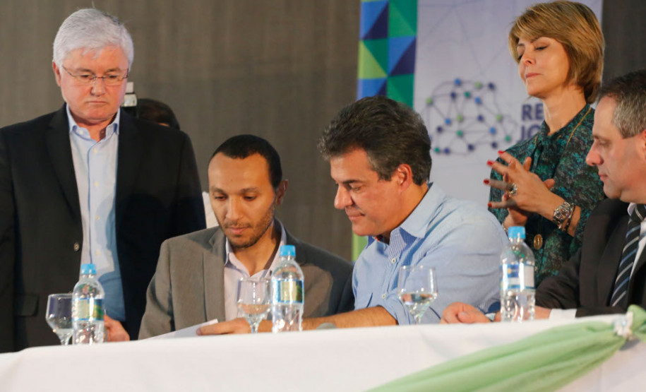 Criar parcerias entre o governo estadual, municípios e a sociedade civil em prol da proteção de adolescentes que se encontram em situação de alta vulnerabilidade social no Paraná. Esse é o objetivo do programa Rede Jovem, lançado pelo governador Beto Richa nesta terça-feira (8), em Almirante Tamandaré, na Região Metropolitana de Curitiba.