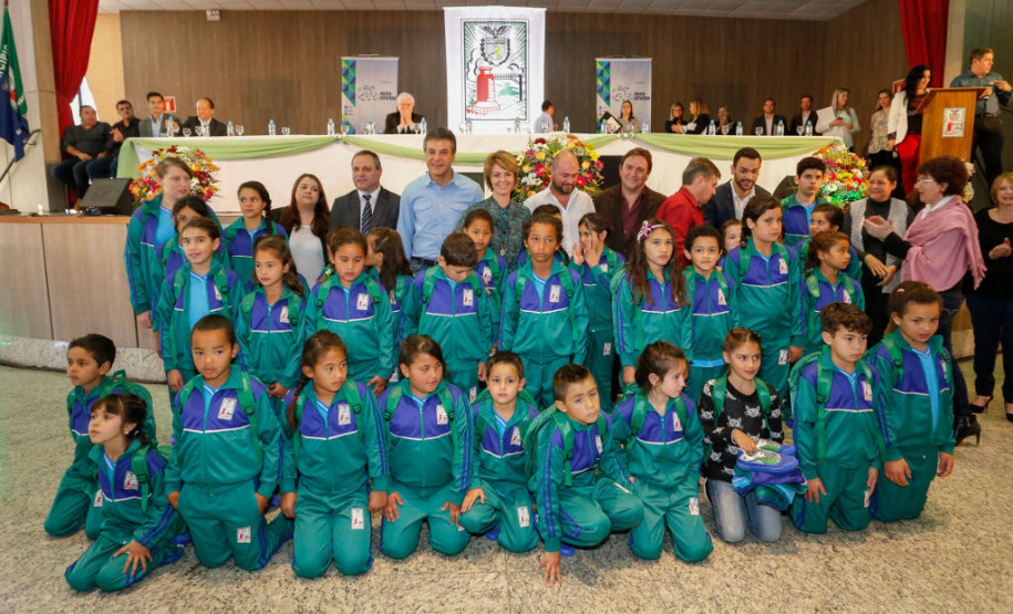 Criar parcerias entre o governo estadual, municípios e a sociedade civil em prol da proteção de adolescentes que se encontram em situação de alta vulnerabilidade social no Paraná. Esse é o objetivo do programa Rede Jovem, lançado pelo governador Beto Richa nesta terça-feira (8), em Almirante Tamandaré, na Região Metropolitana de Curitiba.