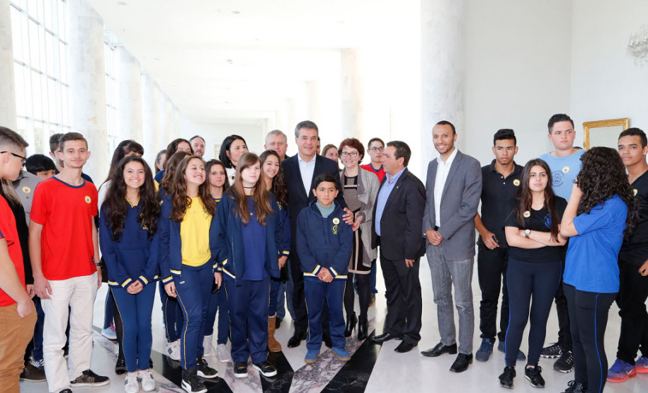 As 2,1 mil escolas da rede estadual de ensino ganharam nessa sexta-feira (11) uma ferramenta que vai aproximar a comunidade do cotidiano escolar de mais de um milhão de estudantes. É o aplicativo Escola Paraná para consultas e acompanhamento escolar, que foi lançado pelo governador Beto Richa e a secretária de Estado da Educação, professora Ana Seres.