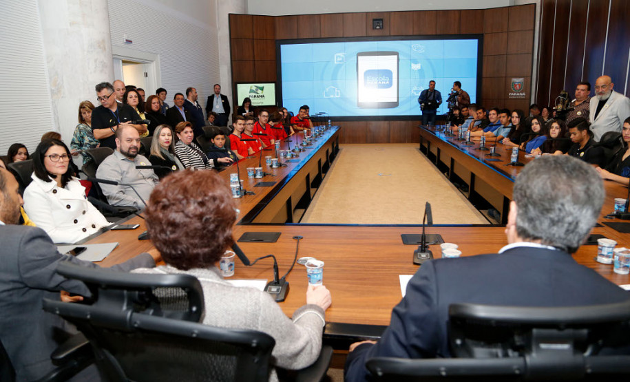 As 2,1 mil escolas da rede estadual de ensino ganharam nessa sexta-feira (11) uma ferramenta que vai aproximar a comunidade do cotidiano escolar de mais de um milhão de estudantes