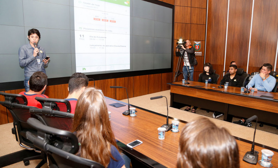 As 2,1 mil escolas da rede estadual de ensino ganharam nessa sexta-feira (11) uma ferramenta que vai aproximar a comunidade do cotidiano escolar de mais de um milhão de estudantes