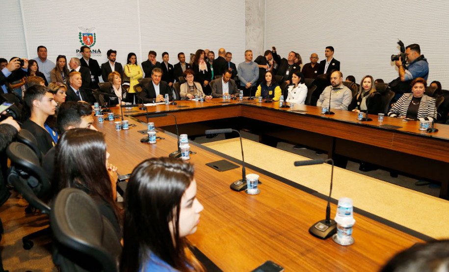 As 2,1 mil escolas da rede estadual de ensino ganharam nessa sexta-feira (11) uma ferramenta que vai aproximar a comunidade do cotidiano escolar de mais de um milhão de estudantes