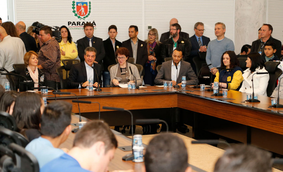 As 2,1 mil escolas da rede estadual de ensino ganharam nessa sexta-feira (11) uma ferramenta que vai aproximar a comunidade do cotidiano escolar de mais de um milhão de estudantes