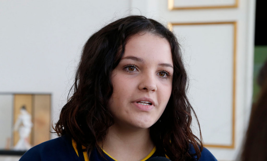 Para a aluna Milena Parizi, 14 anos, do 9° da Escola Angelo Trevisan, contou que o aplicativo vai facilitar o acesso a informações da rotina escolar. “É uma ferramenta necessária e será muito útil porque com ele poderemos ver a grade de horários e as aulas que teremos no dia, boletins etc. Com isso, antes de preparar o material para ir para escola, poderemos dar uma olhada no celular e já saber o que precisamos para aquele dia”, disse.