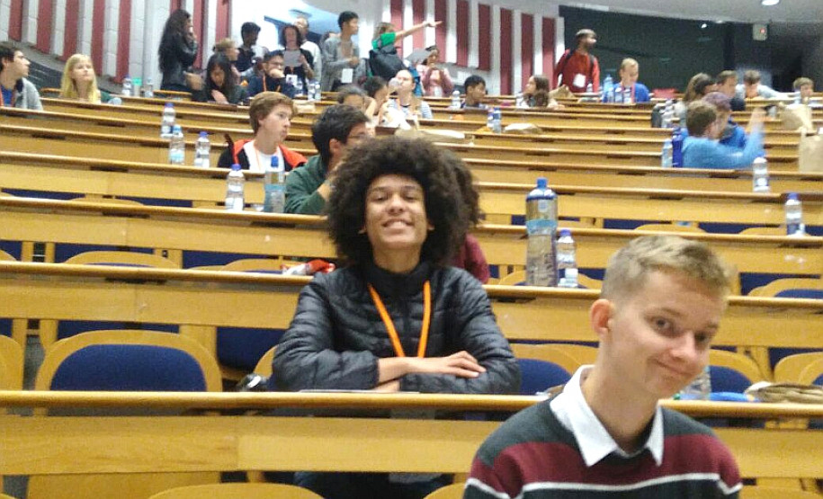 Os estudantes Lucas Boscariole Silva, de 15 anos, e Gustavo Palote da Silva Martins (foto), de 16 anos, fizeram parte das delegações brasileiras na Expo-Science Internacional 2017, em Fortaleza (CE) e na Olimpíada Internacional de Linguística (IOL), em Dublin (Irlanda), respectivamente. Os estudantes participam de oficinas multidisciplinar com o atendimento especializado no Núcleo de Atividades de Altas Habilidades/Superdotação (Naahs) no Colégio Estadual Vicente Rijo, em Londrina (Norte do Estado).