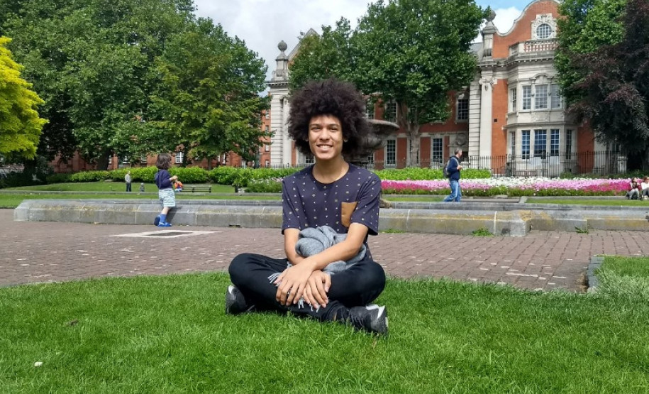 Os estudantes Lucas Boscariole Silva, de 15 anos, e Gustavo Palote da Silva Martins (foto), de 16 anos, fizeram parte das delegações brasileiras na Expo-Science Internacional 2017, em Fortaleza (CE) e na Olimpíada Internacional de Linguística (IOL), em Dublin (Irlanda), respectivamente. Os estudantes participam de oficinas multidisciplinar com o atendimento especializado no Núcleo de Atividades de Altas Habilidades/Superdotação (Naahs) no Colégio Estadual Vicente Rijo, em Londrina (Norte do Estado).