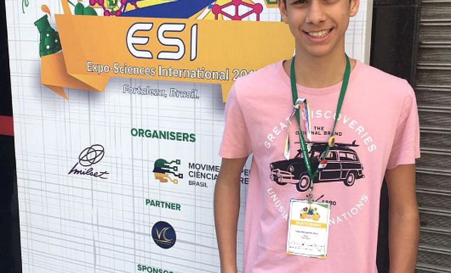 Os estudantes Lucas Boscariole Silva (foto), de 15 anos, e Gustavo Palote da Silva Martins, de 16 anos, fizeram parte das delegações brasileiras na Expo-Science Internacional 2017, em Fortaleza (CE) e na Olimpíada Internacional de Linguística (IOL), em Dublin (Irlanda), respectivamente. Os estudantes participam de oficinas multidisciplinar com o atendimento especializado no Núcleo de Atividades de Altas Habilidades/Superdotação (Naahs) no Colégio Estadual Vicente Rijo, em Londrina (Norte do Estado).