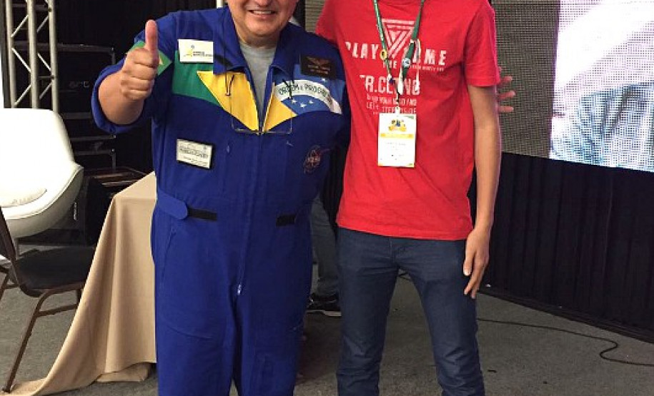 Os estudantes Lucas Boscariole Silva (foto), de 15 anos, e Gustavo Palote da Silva Martins, de 16 anos, fizeram parte das delegações brasileiras na Expo-Science Internacional 2017, em Fortaleza (CE) e na Olimpíada Internacional de Linguística (IOL), em Dublin (Irlanda), respectivamente. Os estudantes participam de oficinas multidisciplinar com o atendimento especializado no Núcleo de Atividades de Altas Habilidades/Superdotação (Naahs) no Colégio Estadual Vicente Rijo, em Londrina (Norte do Estado).